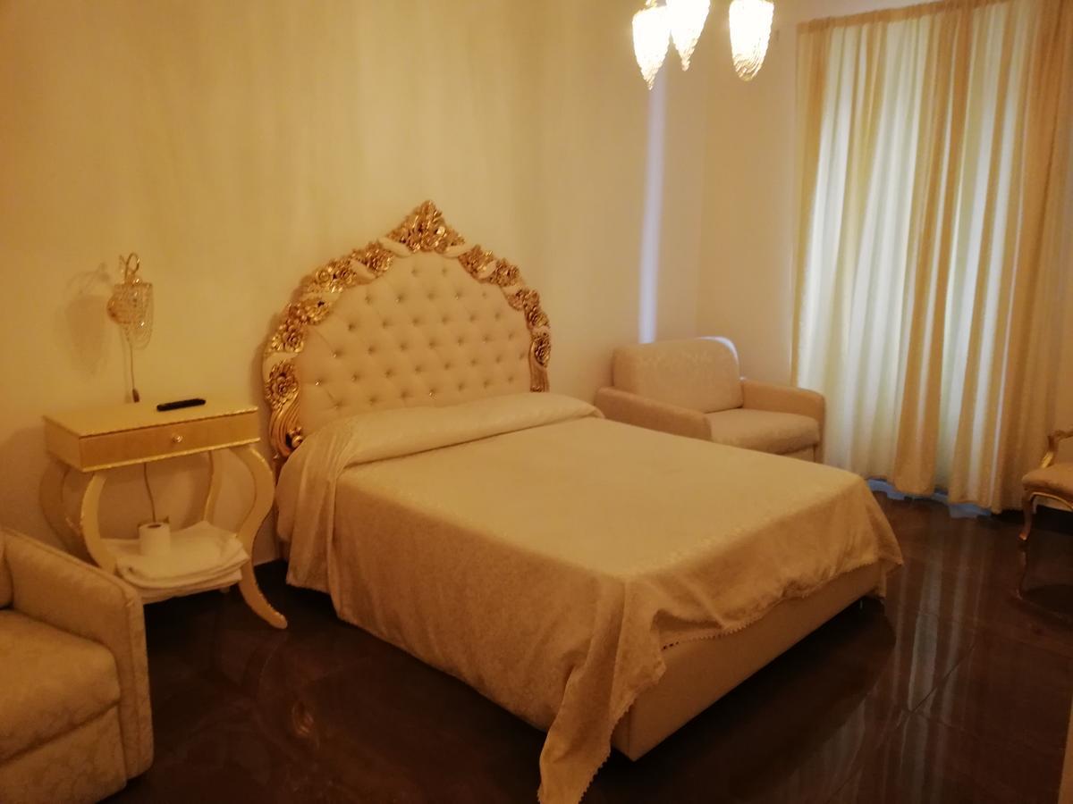 Bed and Breakfast Beb Mariafrancesca Neapel Exterior foto